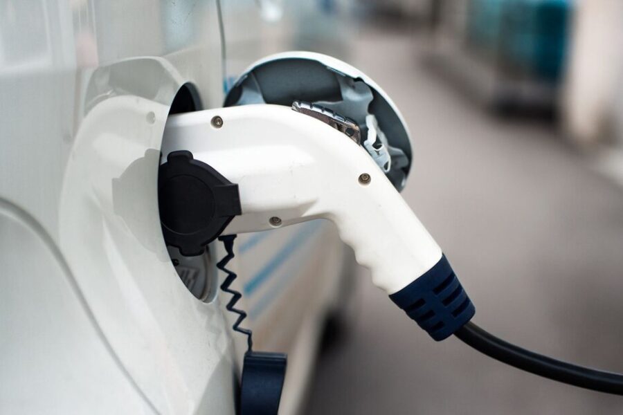 Crecimiento del 56% en patentamiento de autos híbridos y eléctricos en el primer semestre gracias a la política de importación