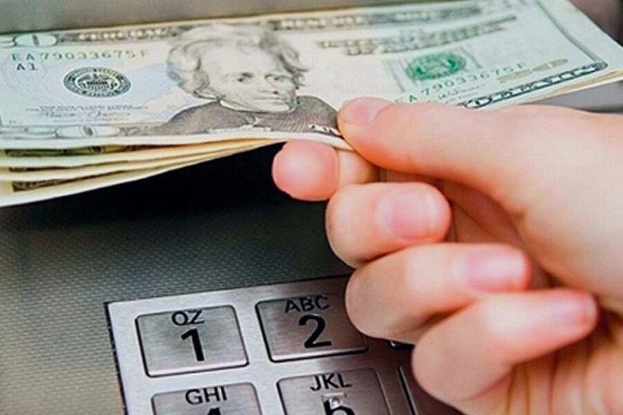 Aumento del dólar: costos de retirar efectivo en cajeros automáticos del exterior y sus comisiones según entidad