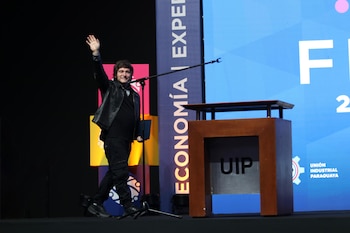 Milei gira el discurso frente a la realidad política y rearma la campaña con una agenda que no es propia