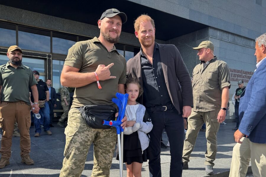 Príncipe Harry realiza visita sorpresiva a Kiev para encontrarse con veteranos de guerra ucranianos