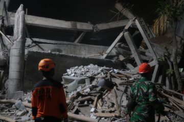 Derrumbe de internado en Indonesia deja al menos un estudiante muerto, más de 100 heridos y decenas atrapadas