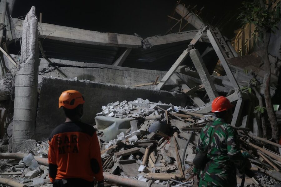 Derrumbe de internado en Indonesia deja al menos un estudiante muerto, más de 100 heridos y decenas atrapadas