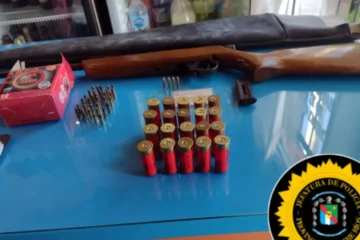 Trabajador avícola denuncia a su empleador por golpiza y amenaza con un arma en Caseros