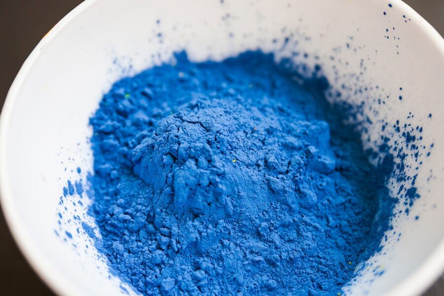 El azul conecta hallazgo paleolítico y récord de subasta: de la ciencia al arte con Yves Klein