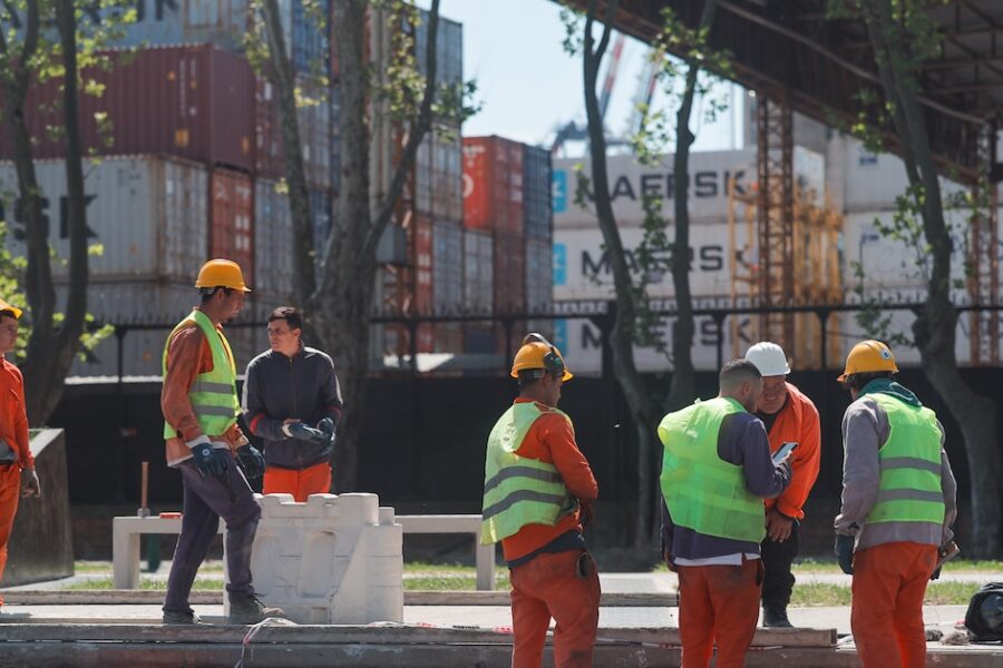 Actividad económica seguirá limitada en el tercer trimestre por suba de tasas y recortes en proyecciones de PBI 2025