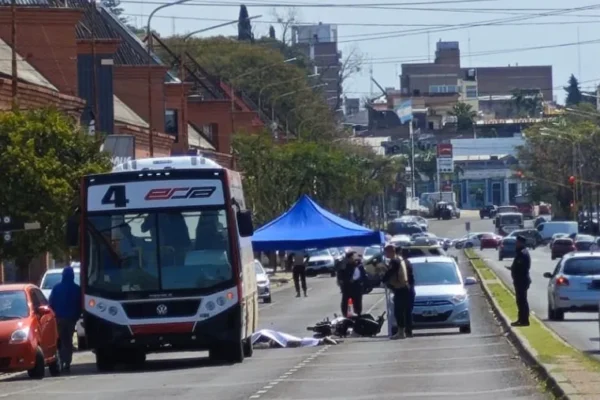 Motociclista fallece tras colisión con colectivo en Paraná