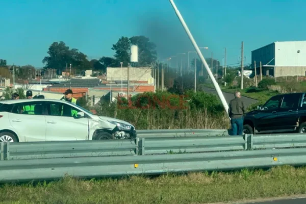 Accidente entre camioneta y auto en ruta 12, Colonia Avellaneda, deja varios heridos y genera caos en el tránsito.