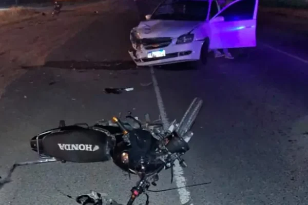 Choque entre motociclistas y un auto en Ruta 12: testigos dicen que zigzagueaban y cruzaron en rojo