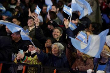 Triunfo contundente del peronismo: Fuerza Patria 46,95% y LLA 33,86%, marcando una diferencia de 13 puntos.
