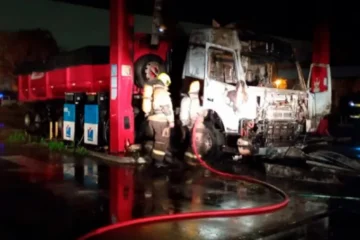 Camión en llamas provoca alarma en estación de servicio del Acceso Norte de Paraná