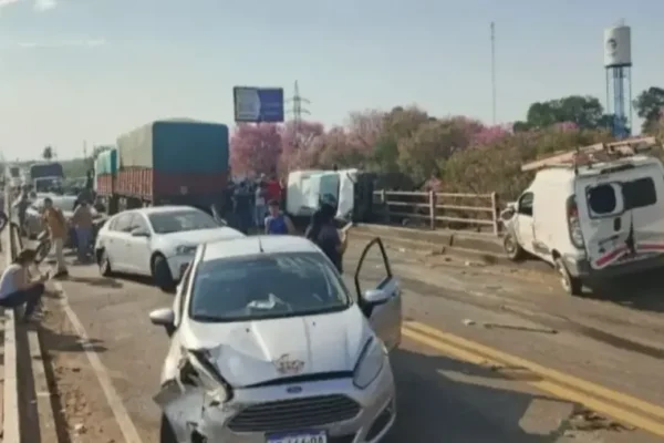 Camión causa choque en cadena con 15 vehículos y cobra la vida de un motociclista en el puente Chaco-Corrientes