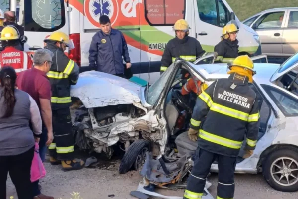 Tres heridos en choque frontal en Aldea Protestante, investigan causas del accidente