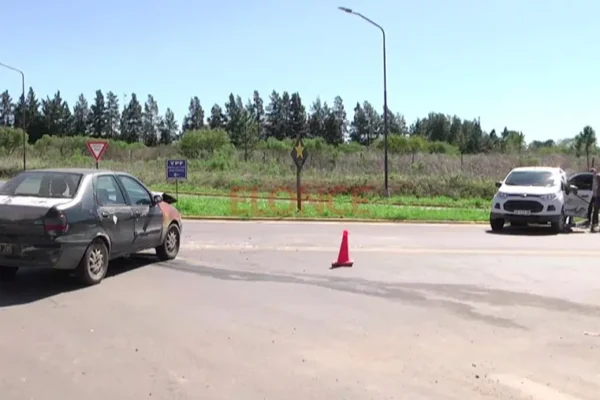 Accidente en ruta 12 y Avenida Jorge Newbery deja dos heridos tras colisión de vehículos