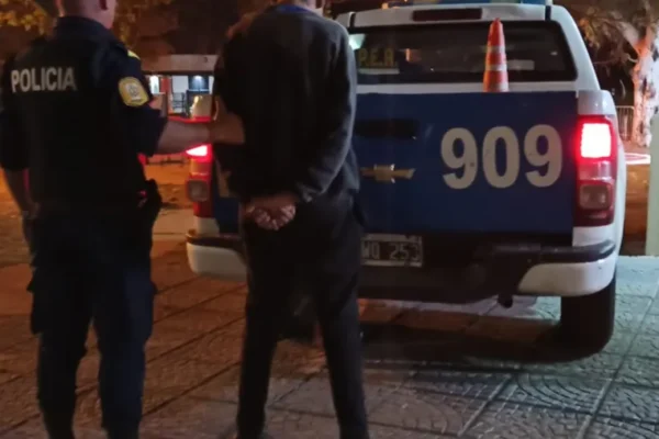 joven intentó matar a su padrastro a puñaladas y tiene un historial de violencia y homicidios previos