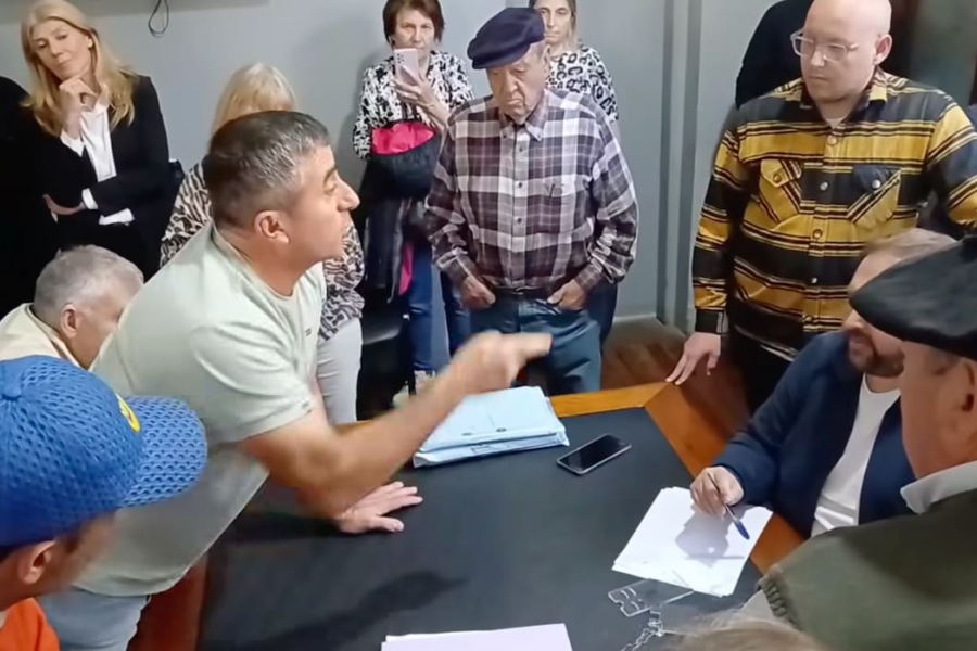 productor increpó a un funcionario a los gritos por las inundaciones