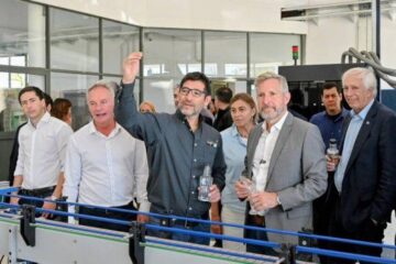 Frigerio visitó la planta de agua envasada de la familia del “Dibu”Martínez