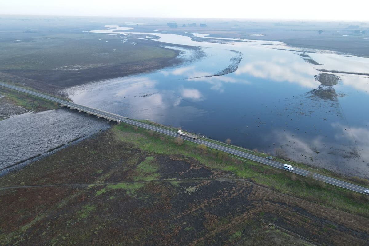 Solicitan intervención urgente en puente debido a la crisis generada por la inundación