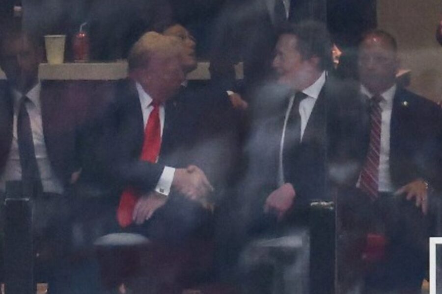 Donald Trump rinde homenaje a Charlie Kirk durante un emotivo discurso en un estadio lleno de seguidores