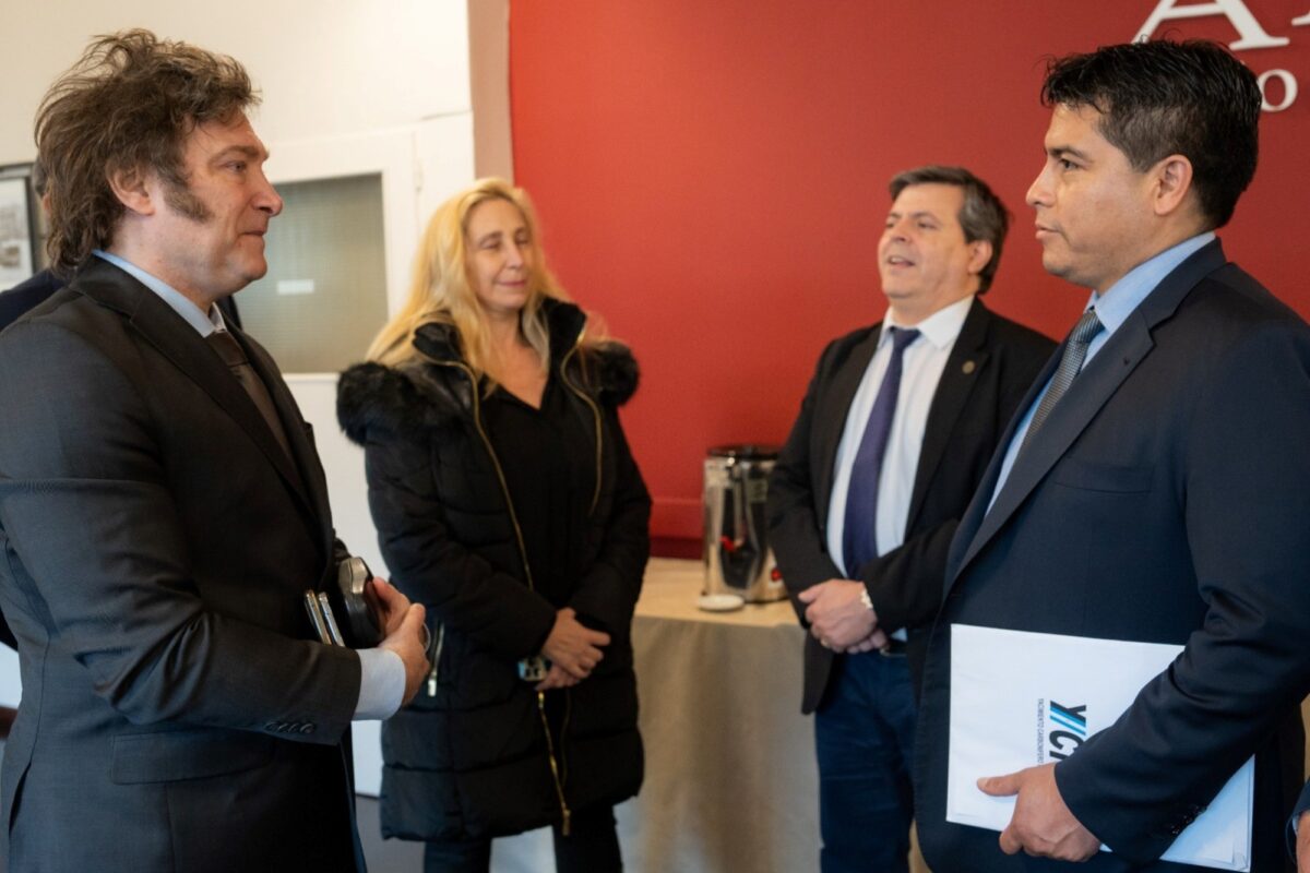 Tras el veto al reparto de los ATN, el gobernador de Santa Cruz comparó a Javier Milei con los Kirchner: “Aplica la misma política de soberbia”