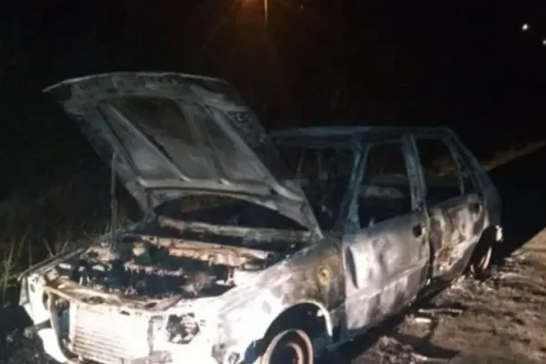 Auto queda completamente destruido por incendio en la autovía General Artigas