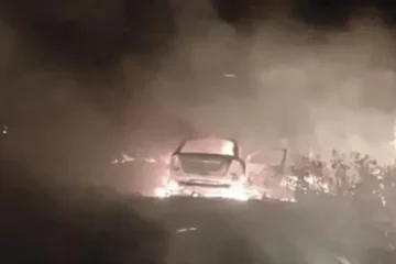 Auto se incendia en el camino de Puiggari a Racedo, generando preocupación entre los conductores.