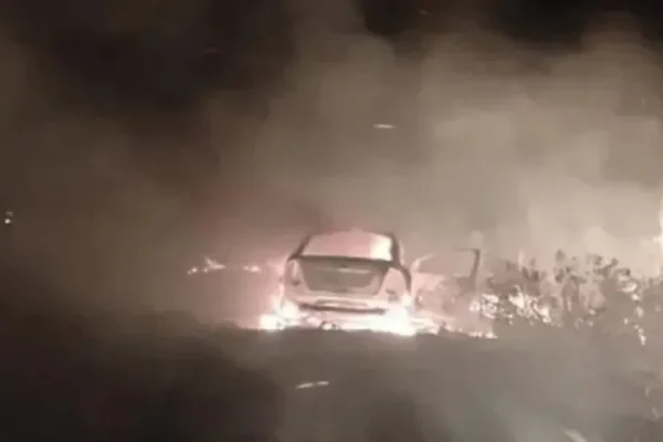 Auto se incendia en el camino de Puiggari a Racedo, generando preocupación entre los conductores.