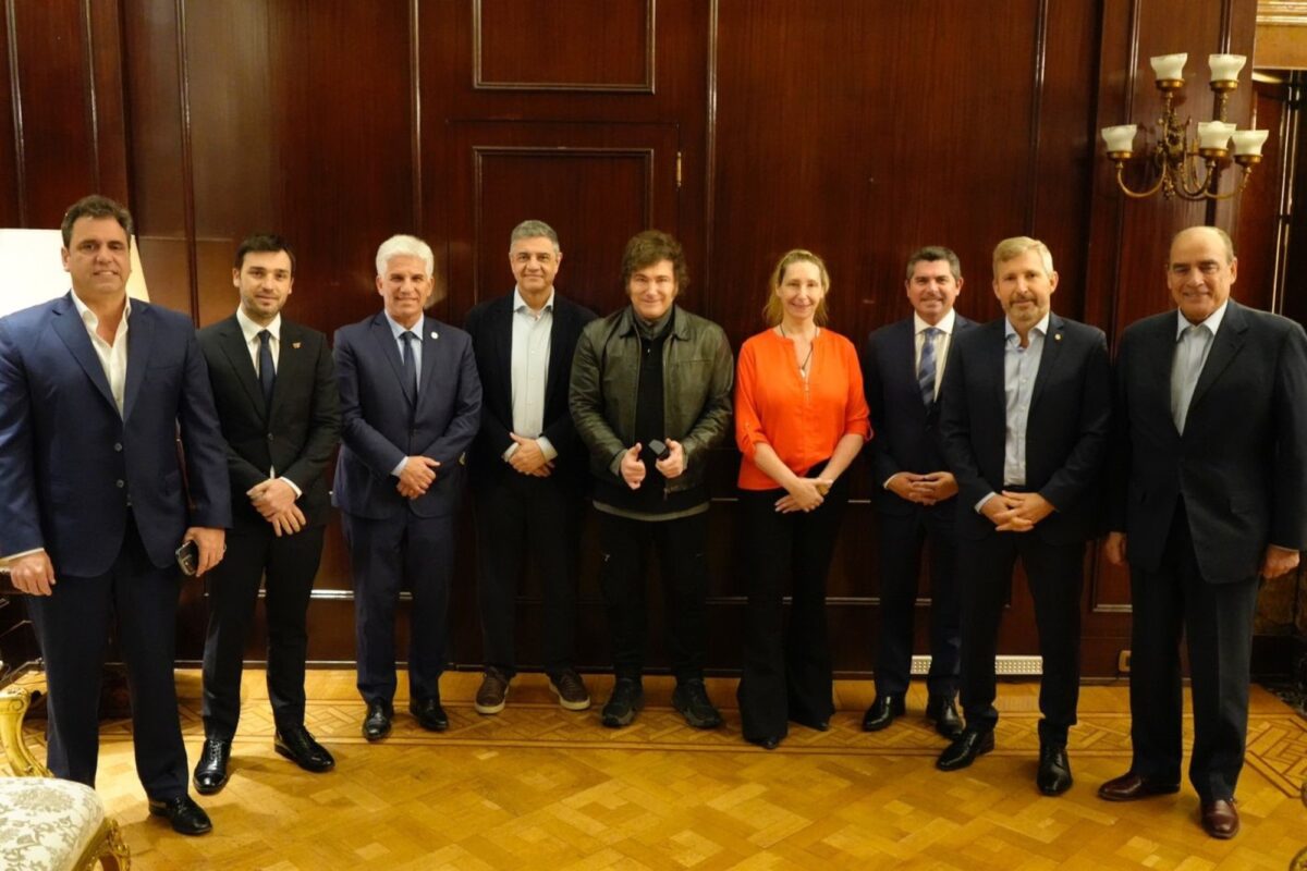 Apura la gira de campaña a las provincias y multiplica guiños a gobernadores que exigió Trump