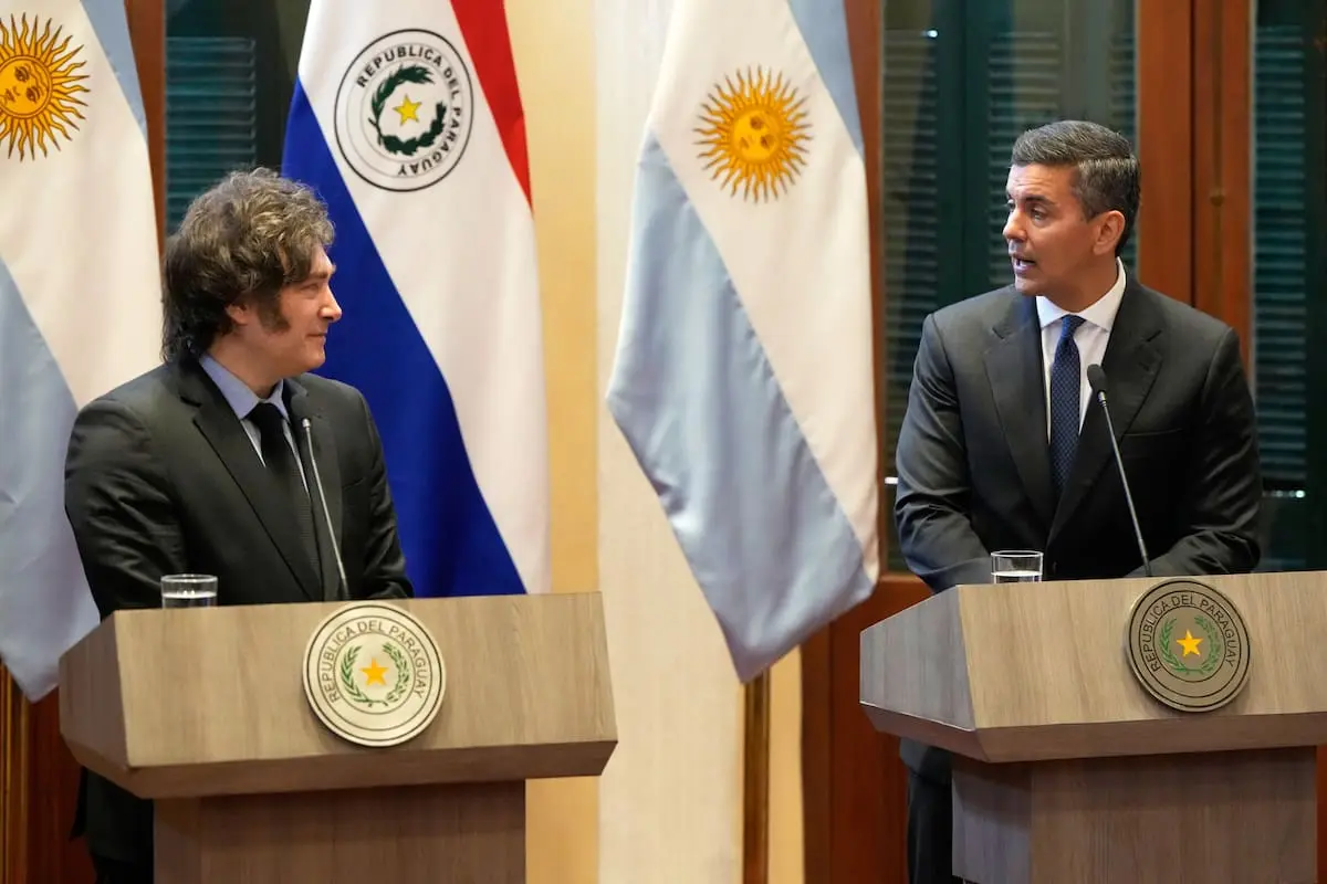 Milei se enfrenta en Paraguay a un nuevo conflicto y suma más enojos