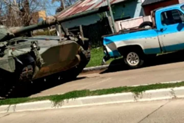 Tanque de guerra colisiona con camioneta estacionada en Concordia