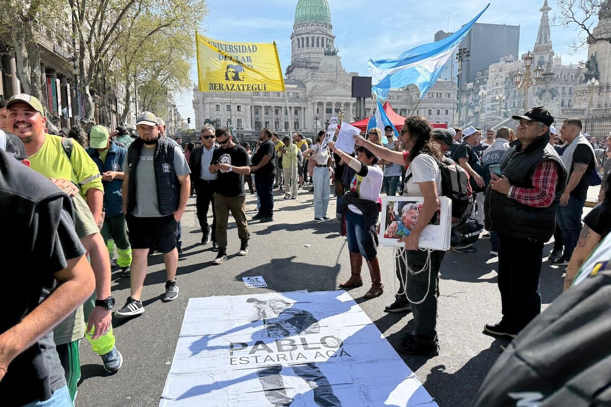 Protesta en las calles. Universitarios, médicos y la oposición se unen frente a un Congreso blindado