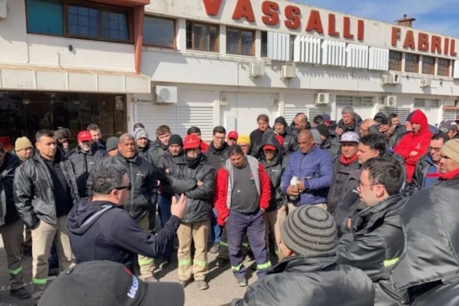 horas decisivas para que no ocurra lo peor en la fábrica de cosechadoras vassalli