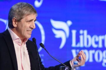 La controversia del canto de la izquierda en contra de “Toto” Caputo y su impacto en la opinión pública