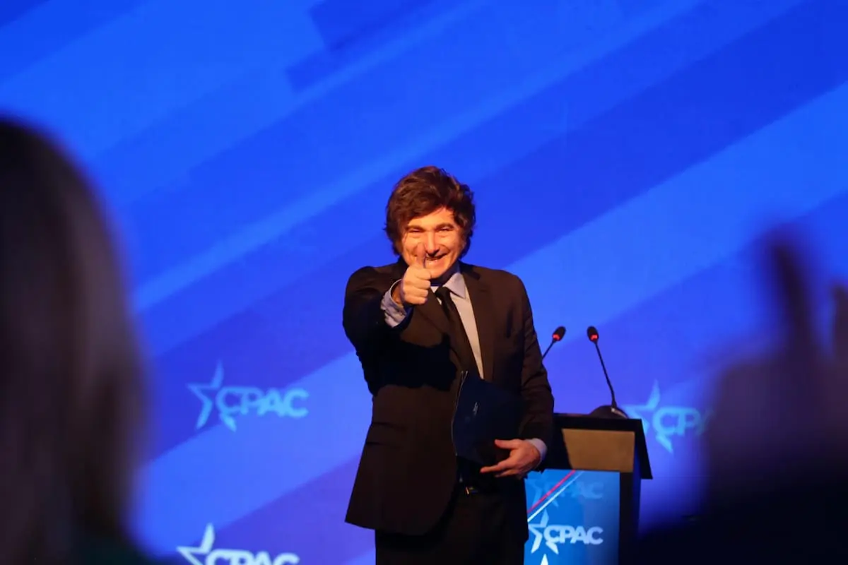 Desde Paraguay. Milei relativizó el surgimiento de la "tercera vía" y buscó polarizar con el kirchnerismo