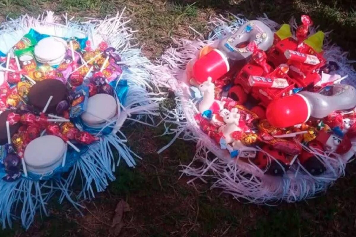 Preocupación entre vecinos de Concordia por el descubrimiento de una ofrenda ritual con juguetes y golosinas infantiles