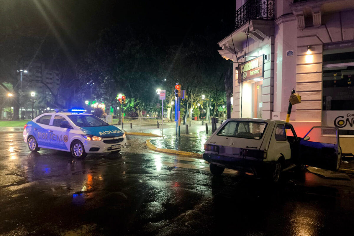 Accidente en el centro de Concordia: conductor hospitalizado tras chocar contra un semáforo