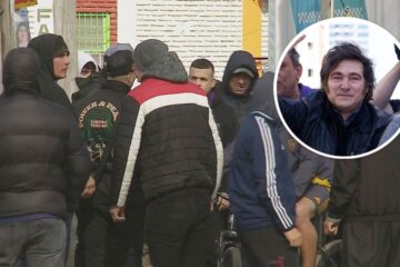 Encapuchados sitian el club en Moreno durante el cierre de campaña bonaerense de Javier Milei