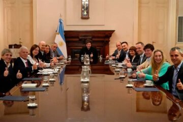 Milei se reúne por tercera vez en la semana con sus ministros y adelanta nuevos vetos tras récords alcanzados.