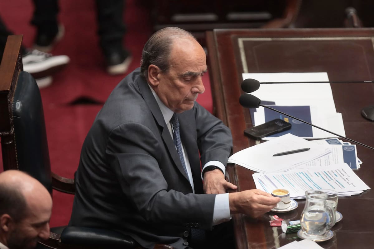 "Clima golpista". El Gobierno desestima un avance contra Francos, pero está en alerta por la ley de DNU y la vetaría