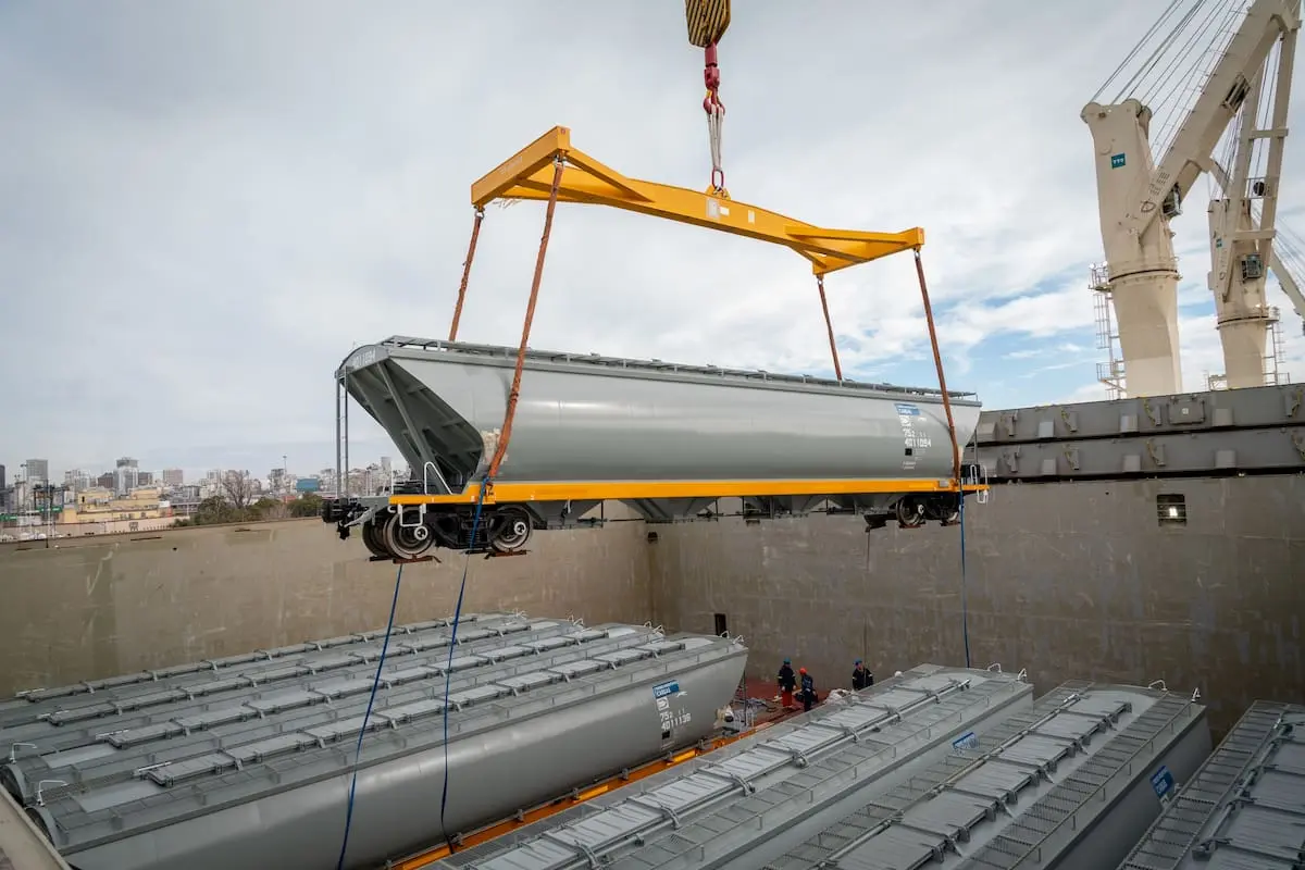 Llegada de vagones graneros chinos provoca inédito movimiento en el puerto de Buenos Aires