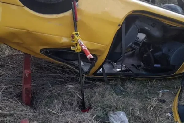 Acceso Norte: rescatan al conductor de un auto volcado en un accidente vial