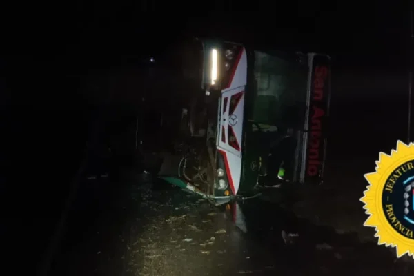 Colectivo que transportaba cosecheros volcó en la ruta 14 bajo la lluvia, dejando 10 obreros heridos