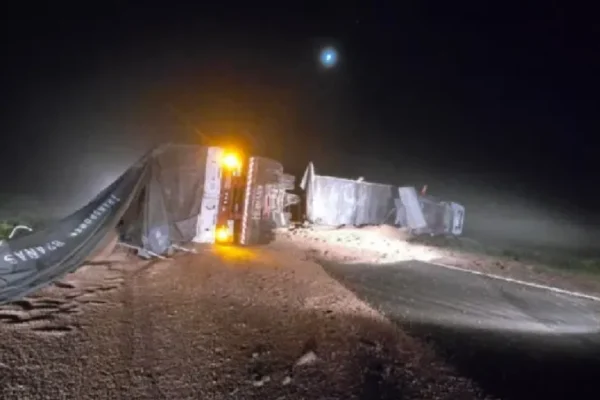 Camionero hospitalizado tras volcar su vehículo al perder el control por la intensa neblina