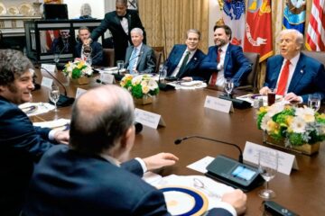 Gobierno intervenido: Milei, contra las cuerdas, abre su Gabinete en el cierre de la campaña