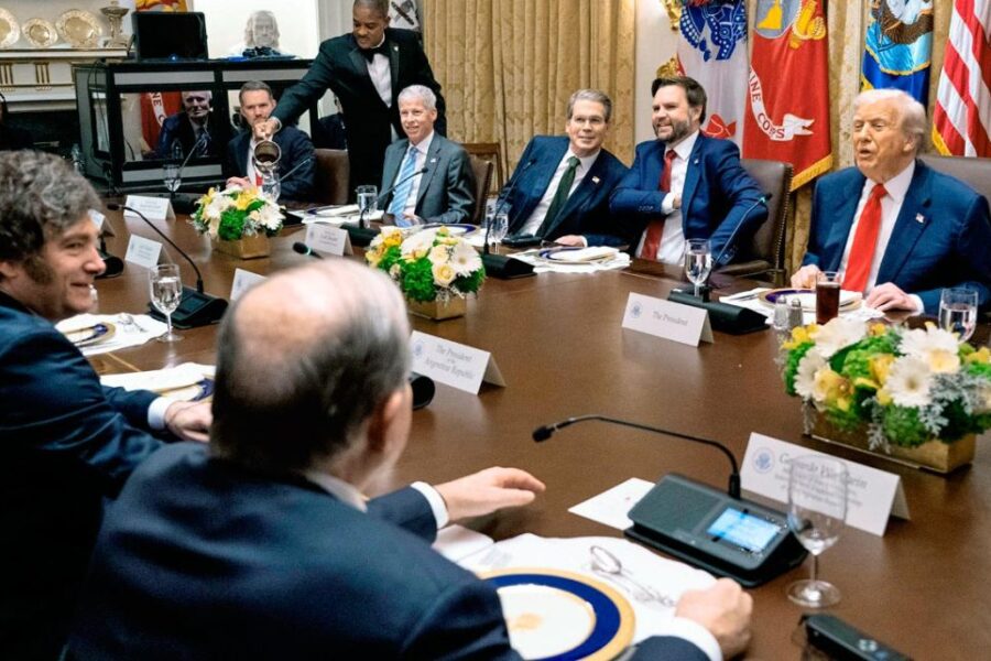 Gobierno intervenido: Milei, contra las cuerdas, abre su Gabinete en el cierre de la campaña