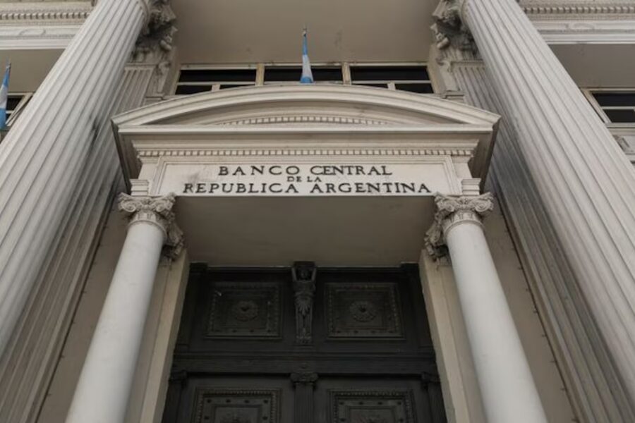 Dólar superará el techo de la banda y PBI crecerá menos del 4% en 2025, según analistas del BCRA según REM