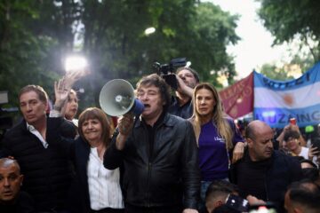 Rodeado de sus candidatos, Milei cierra la campaña en Rosario y apuesta a un repunte en las provincias clave