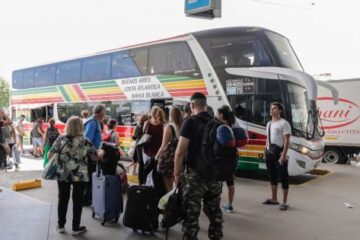 ¿Cuánto necesita una familia tipo para viajar el fin de semana largo y cuáles son los destinos más baratos?