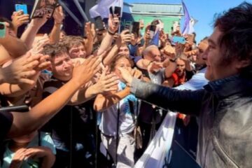 En plena polémica en LLA, Javier Milei llegó a Santa Fe y tuvo que suspender la caminata por incidentes