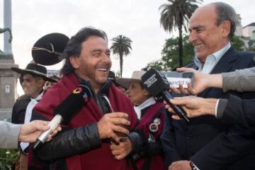 Sáenz desafía a Milei con poncho y guitarra: “No quiero comer milanesas, quiero las obras”