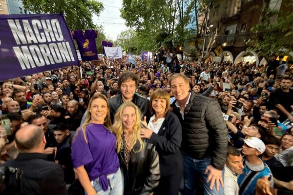 Entre vallas y protestas, Milei llevó sus gritos por megáfono a Tres de Febrero